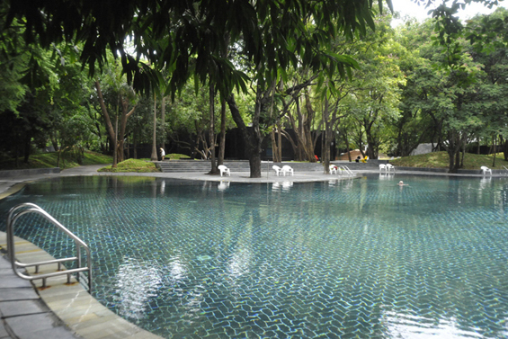 resort-pool-basho[1]