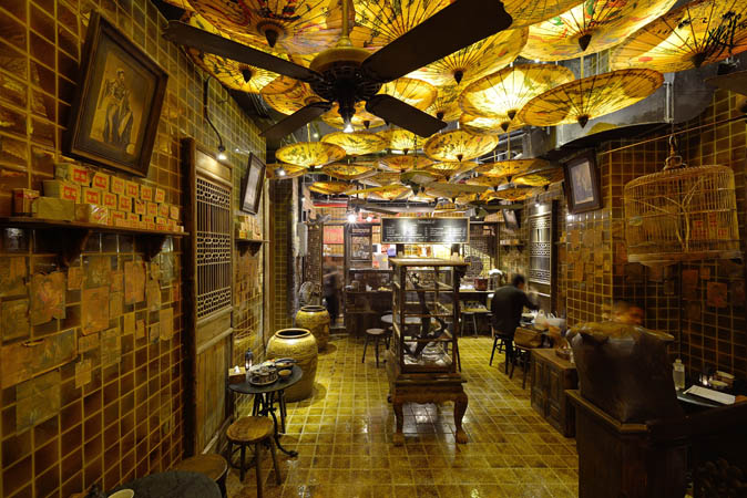 Maggie c hoos Bangkok bar