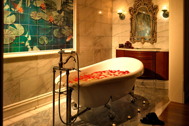 Hong Kong Disneyland, www.barefootluxe.wordpress.com