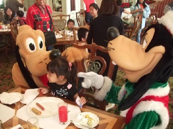 Hong Kong Disneyland, www.barefootluxe.wordpress.com