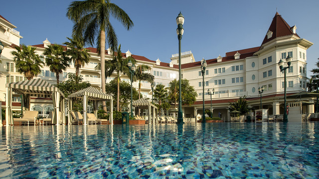 Hong Kong Disneyland, www.barefootluxe.wordpress.com