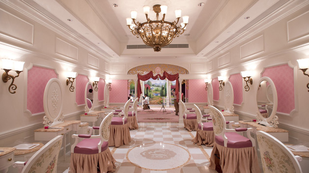 Hong Kong Disneyland, www.barefootluxe.wordpress.com