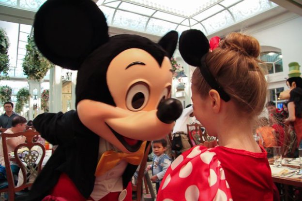 Hong-Kong-Disneyland-Character-Dining-at-Disneyland-Hotel-Enchanted-Garden-Restaurant-6[1]