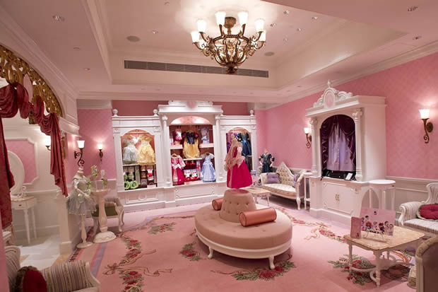 Hong Kong Disneyland, www.barefootluxe.wordpress.com