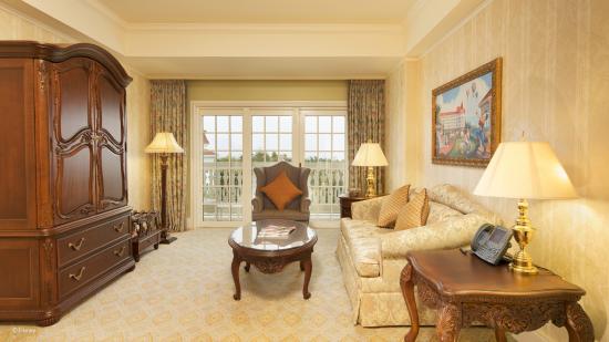 Hong Kong Disneyland, www.barefootluxe.wordpress.com