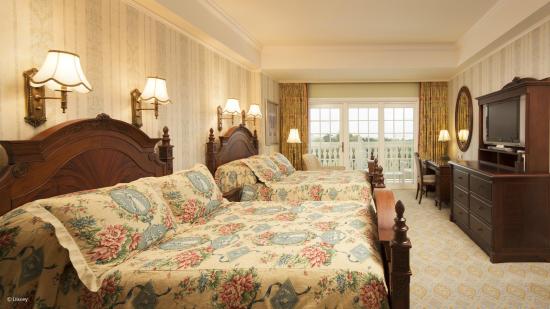 Hong Kong Disneyland, www.barefootluxe.wordpress.com