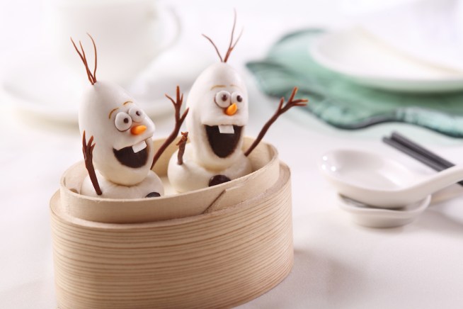 Hong Kong Disneyland, www.barefootluxe.wordpress.com