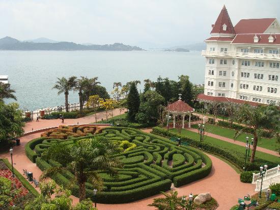 Hong Kong Disneyland, www.barefootluxe.wordpress.com