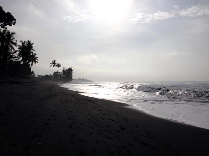 Barefoot Luxe by Chami Jotisalikorn, Bali black beach,www.BarefootLuxe.net