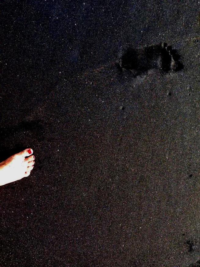 Barefoot Luxe by Chami Jotisalikorn, Bali black beach, www.BarefootLuxe.net