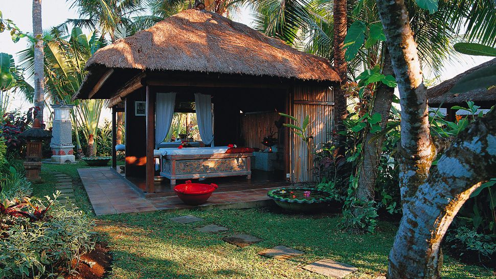 hotel-tugu-bali-outdoor-spa-bale